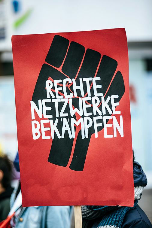 Plakat "Rechte Netzwerke bekämpfen".
