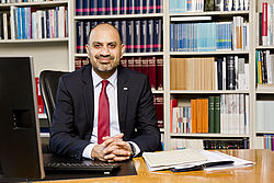 Porträt von Prof. Dr. Joybrato Mukherjee am Schreibtisch.